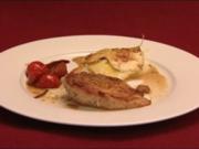 Perlhuhnbrust mit Kartoffel-Zucchini-Gratin und Cherrytomaten (Juliette Schoppmann) - Rezept