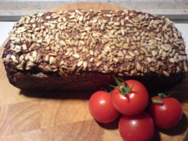 Schwarzbrot mit Buttermilch und dunkler Zuckerrübensirup - Rezept mit ...