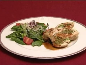 Mit Spinat gefüllte Perlhuhnbrust an Salat (Romina Becks) - Rezept