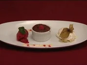 Schokokuchen mit Vanillesoße dazu Himbeersorbet und Früchte (Romina Becks) - Rezept