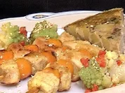 Spieße von marinierter Perlhuhnbrust mit Steinpilz-Tortilla - Rezept