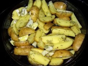 Rezept: Hähnchenrouladen mit Tomaten-Knoblauch-Sosse und Rosmarin-Drillingen Bild Nr. 2 Hähnchenrouladen mit Tomaten-Knoblauch-Sosse und Rosmarin-Drillingen - Rezept - Bild Nr. 2