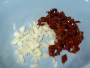 Rezept: Hähnchenrouladen mit Tomaten-Knoblauch-Sosse und Rosmarin-Drillingen Bild Nr. 4 Hähnchenrouladen mit Tomaten-Knoblauch-Sosse und Rosmarin-Drillingen - Rezept - Bild Nr. 4