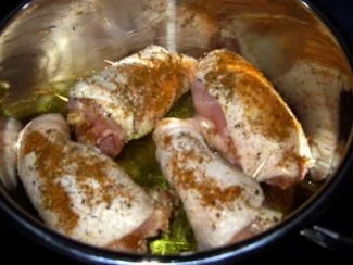 Rezept: Hähnchenrouladen mit Tomaten-Knoblauch-Sosse und Rosmarin-Drillingen Bild Nr. 9 Hähnchenrouladen mit Tomaten-Knoblauch-Sosse und Rosmarin-Drillingen - Rezept - Bild Nr. 9