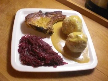 Schweinekotelett mit Knödel und Blaukraut - Rezept