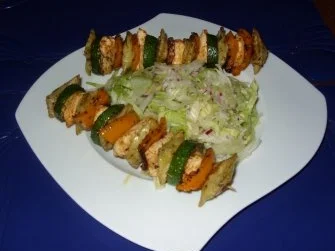 Minimaultaschen-Hähnchenfilet-Gemüse-Spieße mit Eisbergsalat - Rezept