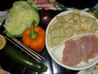 Minimaultaschen-Hähnchenfilet-Gemüse-Spieße mit Eisbergsalat - Rezept - Bild Nr. 2