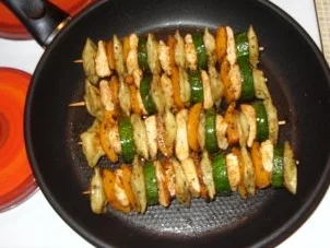 Minimaultaschen-Hähnchenfilet-Gemüse-Spieße mit Eisbergsalat - Rezept - Bild Nr. 6