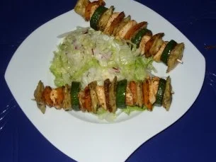 Minimaultaschen-Hähnchenfilet-Gemüse-Spieße mit Eisbergsalat - Rezept - Bild Nr. 7