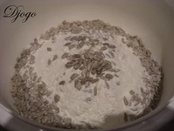 Brot mit Sonnenblumenkernen - Rezept - Bild Nr. 2