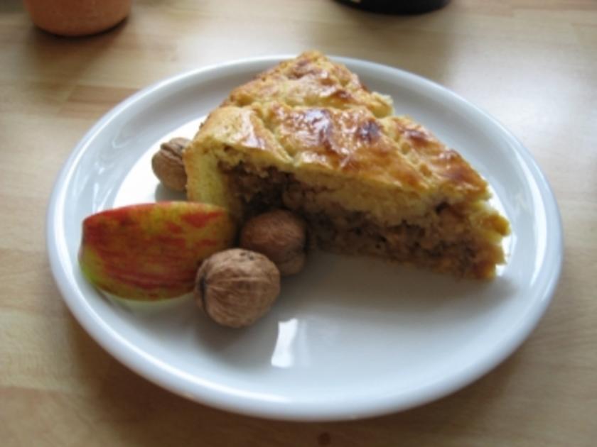 Apfel-Walnuss-Kuchen gedeckt - Rezept mit Bild - kochbar.de