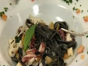 Schwarze Bandnudeln mit Sepia und Tomaten - Rezept