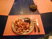 Geflügel: Chili-Putenschnitzel mit Pommes und Bratensoße - Rezept