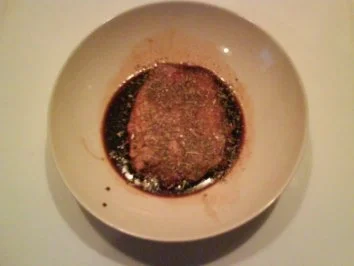 Geflügel: Chili-Putenschnitzel mit Pommes und Bratensoße - Rezept - Bild Nr. 2