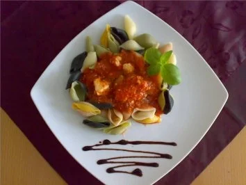 ** Pasta ** Pasta in Tomaten - Basilikumsoße mit Schafskäse - Rezept