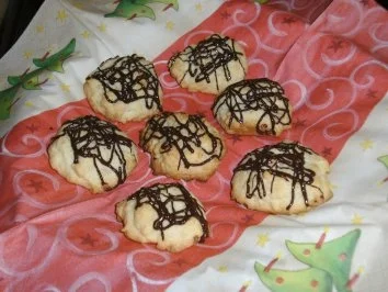 Rezept: Mandel-Cookies mit Schokoverzierung Mandel-Cookies mit Schokoverzierung - Rezept