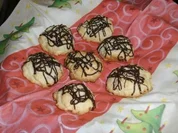 Rezept: Mandel-Cookies mit Schokoverzierung Mandel-Cookies mit Schokoverzierung - Rezept