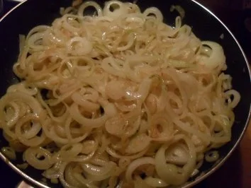 Bratwurst mit Kartoffelbrei und gebratenen Zwiebelringen - Rezept - Bild Nr. 3