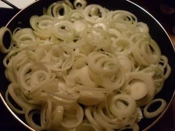 Bratwurst mit Kartoffelbrei und gebratenen Zwiebelringen - Rezept - Bild Nr. 2