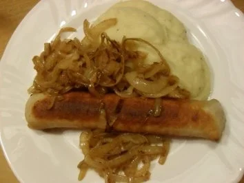 Bratwurst mit Kartoffelbrei und gebratenen Zwiebelringen - Rezept
