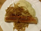 Rezept: Bratwurst mit Kartoffelbrei und gebratenen Zwiebelringen Bratwurst mit Kartoffelbrei und gebratenen Zwiebelringen - Rezept