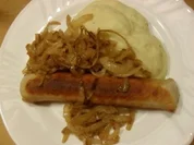 Bratwurst mit Kartoffelbrei und gebratenen Zwiebelringen - Rezept