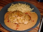 Geflügel: Sanft gebratene Putenschnitzel auf Paprika-Käse-Sosse! - Rezept