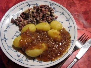 Pellkartoffeln mit "Zwiebelstippe" und Blutwurstsalat - Rezept
