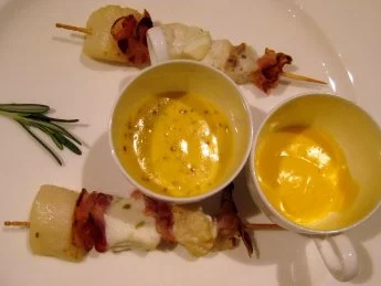 Rezept: Brochettes von Seeteufel, Jakobsmuschel, Steinbeißer und Pancetta an Zitronenbuttersoße und Honig-Senfsoße Brochettes von Seeteufel, Jakobsmuschel, Steinbeißer und Pancetta an Zitronenbuttersoße und Honig-Senfsoße - Rezept