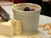 Rezept: Haselnuss-Soufflee mit Brombeeren in Whisky Likรถr an Eisnockerl Haselnuss-Soufflee mit Brombeeren in Whisky Likรถr an Eisnockerl - Rezept