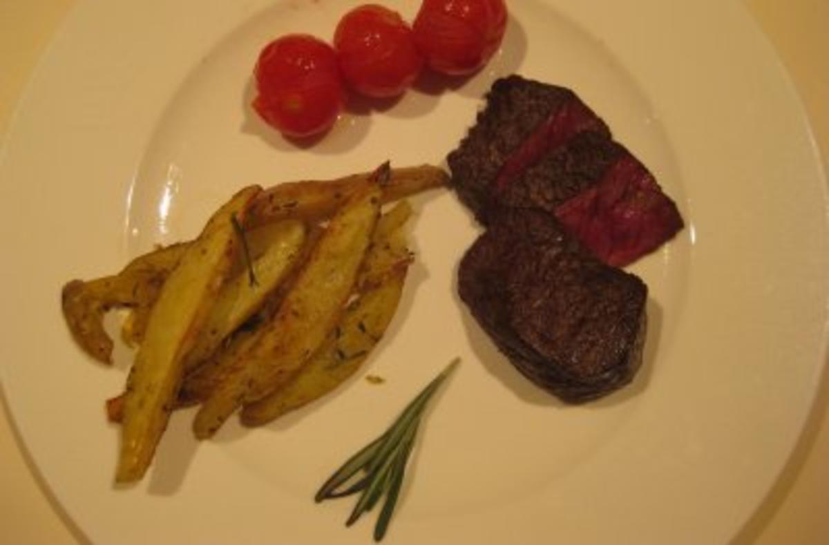 Straußenfilet mit Thymian-Rosmarinkartoffeln und Ofentomaten - Rezept