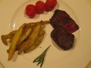 Straußenfilet mit Thymian-Rosmarinkartoffeln und Ofentomaten - Rezept