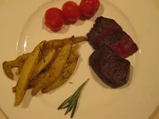 Straußenfilet mit Thymian-Rosmarinkartoffeln und Ofentomaten - Rezept