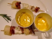 Lammbällchen mit Koriander auf Zitronengras an Mangochutney, dazu Blattsalat mit Wasabi-Limettenvinaigrette - Rezept