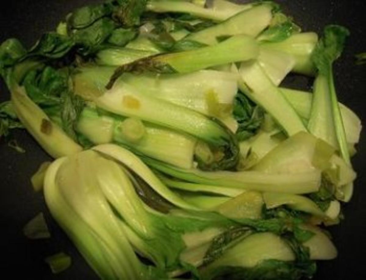 Pak Choi Gemüse mit Putenstreifen, Soja- und Bambussprossen - Rezept - Bild Nr. 7