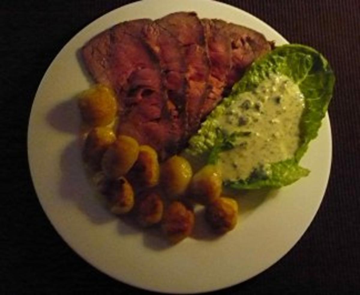 Roastbeef mit Bratkartoffeln und Remouladensauce - Rezept