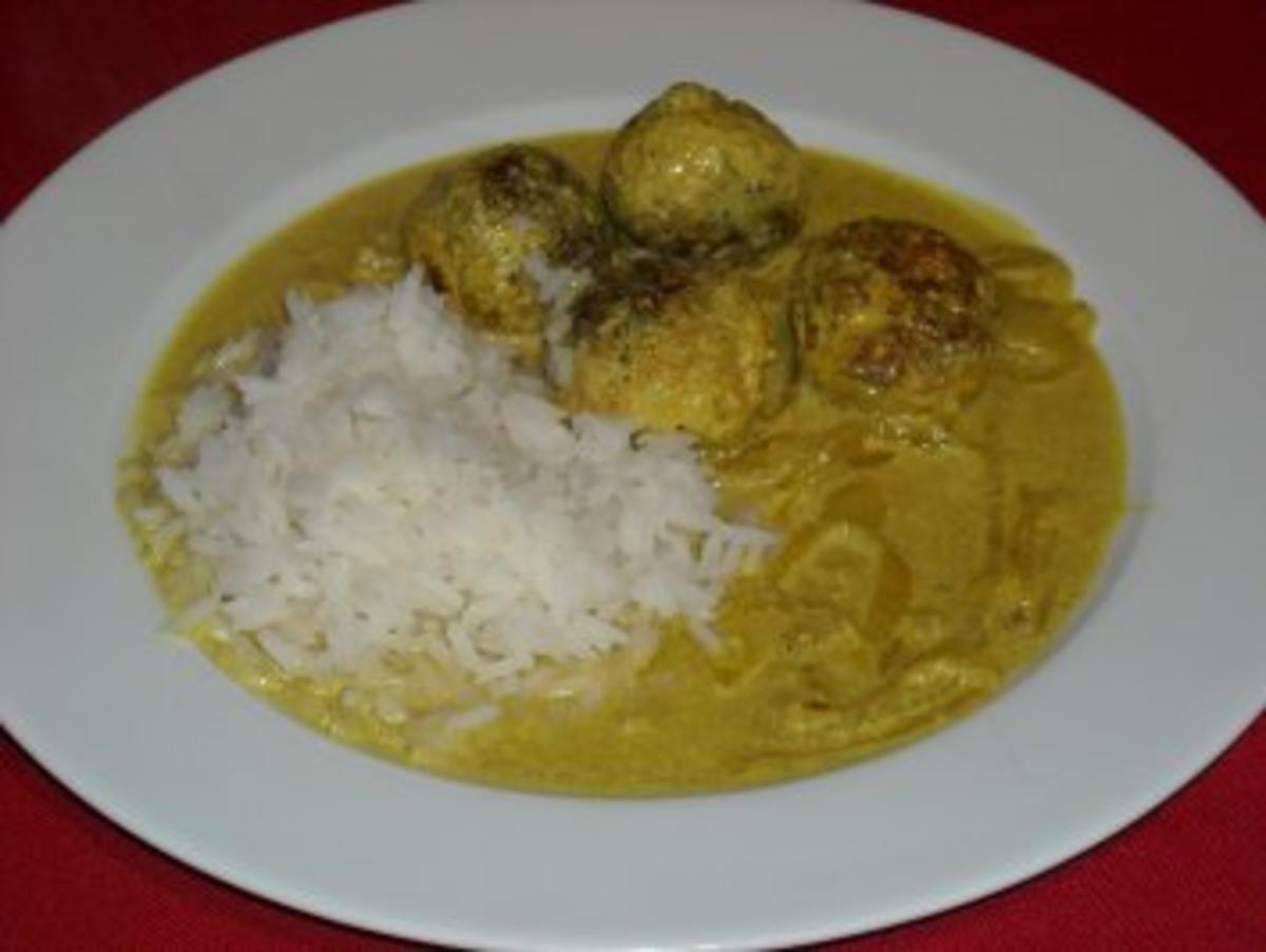 Putenhackbällchen in Curry-Zwiebel-Sauce - Rezept