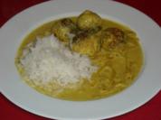 Putenhackbällchen in Curry-Zwiebel-Sauce - Rezept