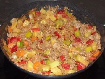 Pfannengericht - Hackfleisch-Bratwurst-Pfanne mit Gemüse und Kartoffeln - Rezept