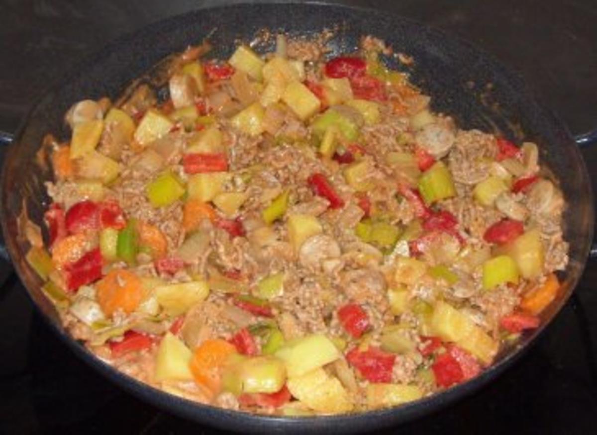 Pfannengericht - Hackfleisch-Bratwurst-Pfanne mit Gemüse und Kartoffeln ... Pfannengericht - Hackfleisch-Bratwurst-Pfanne mit Gemüse und Kartoffeln ...