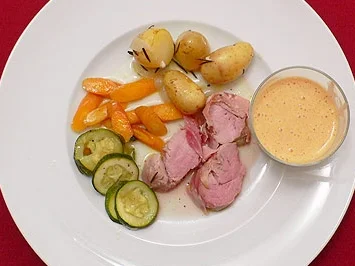 Schweinefilet, in Schinken gebacken - mit jungen Kartoffeln und Gemüse - Rezept