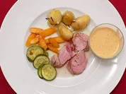 Schweinefilet, in Schinken gebacken - mit jungen Kartoffeln und Gemüse - Rezept