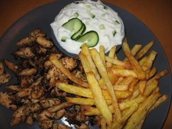Hähnchengyros mit extrafeinen Pommes, selbstgemacht und Tzaziki - Rezept