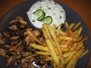 Hähnchengyros mit extrafeinen Pommes, selbstgemacht und Tzaziki - Rezept