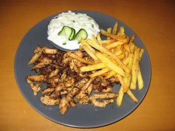 Hähnchengyros mit extrafeinen Pommes, selbstgemacht und Tzaziki - Rezept - Bild Nr. 2