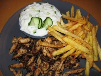 Hähnchengyros mit extrafeinen Pommes, selbstgemacht und Tzaziki - Rezept - Bild Nr. 3