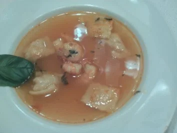 Klare Tomatensuppe mit Ravioli und Garnelen - Rezept