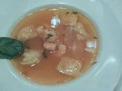 Klare Tomatensuppe mit Ravioli und Garnelen - Rezept