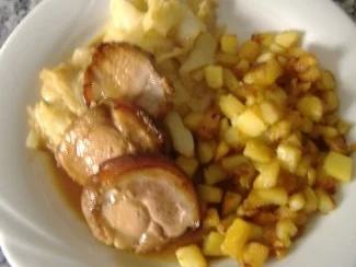 Bayerisches Kraut mit Birne,Spanferkel und Würfelkartoffeln - Rezept