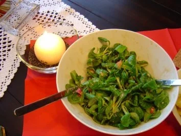 Rezept: Feldsalat mit roten Zwiebeln Feldsalat mit roten Zwiebeln - Rezept